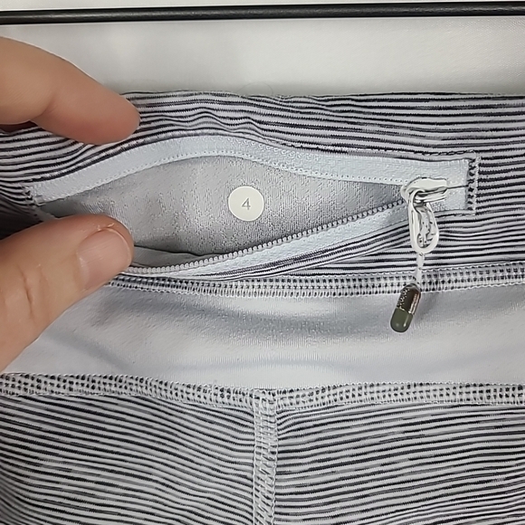 Lululemon Women's Black White Stripes Leggings 22" Inseam Size 4 - Picture 6 of 7